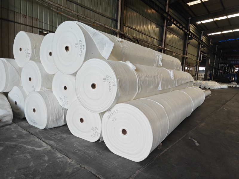 Géotextile non tissé à filaments ou à fibres discontinues : comment choisir pour différents projets d’ingénierie ?