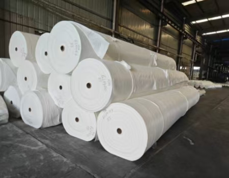 Géotextile non tissé à filaments ou à fibres discontinues : comment choisir pour différents projets d’ingénierie ?